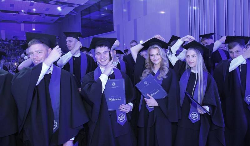 Pirmoji diplomų teikimo diena – linkėjimai absolventams būti drąsiems ir pakeisti pasaulį